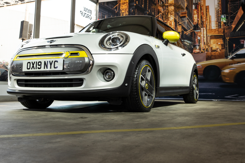 Illustration for article titled The Electric Mini Cooper SE Is a Lot of Fun. But Is That Enough?